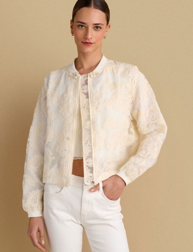 Βανίλια bober-jacket, με broderie λεπτομέρειες, κλειστή στρογγυλή λαιμόκοψη, ρυθμιζόμενο λάστιχο στο τελείωμα, διακοσμητικές πέρλες και κλείσιμο με φερμουάρ μπροστά Attrattivo 
