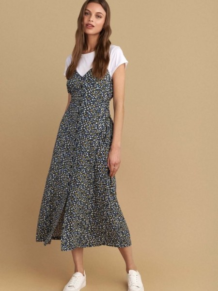 Floral printed μπλε midi φόρεμα, με τιράντες, ρυθμιζόμενα πλαϊνά κορδόνια, κουμπιά μπροστά, διαθέτει και λευκό βαμβακερή κοντομάνικη  μπλούζα Attrattivo 