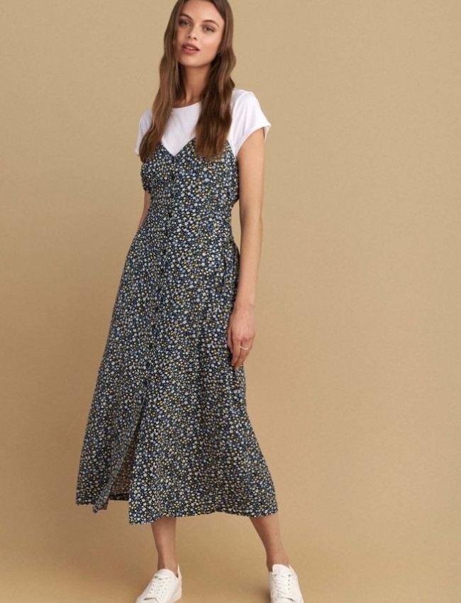 Floral printed μπλε midi φόρεμα, με τιράντες, ρυθμιζόμενα πλαϊνά κορδόνια, κουμπιά μπροστά, διαθέτει και λευκό βαμβακερή κοντομάνικη  μπλούζα Attrattivo 