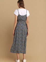 Floral printed μπλε midi φόρεμα, με τιράντες, ρυθμιζόμενα πλαϊνά κορδόνια, κουμπιά μπροστά, διαθέτει και λευκό βαμβακερή κοντομάνικη  μπλούζα Attrattivo 