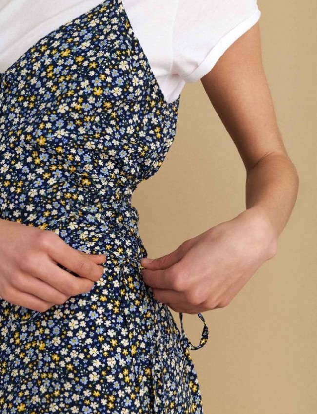 Floral printed μπλε midi φόρεμα, με τιράντες, ρυθμιζόμενα πλαϊνά κορδόνια, κουμπιά μπροστά, διαθέτει και λευκό βαμβακερή κοντομάνικη  μπλούζα Attrattivo 