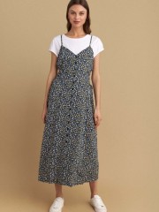 Floral printed μπλε midi φόρεμα, με τιράντες, ρυθμιζόμενα πλαϊνά κορδόνια, κουμπιά μπροστά, διαθέτει και λευκό βαμβακερή κοντομάνικη  μπλούζα Attrattivo 