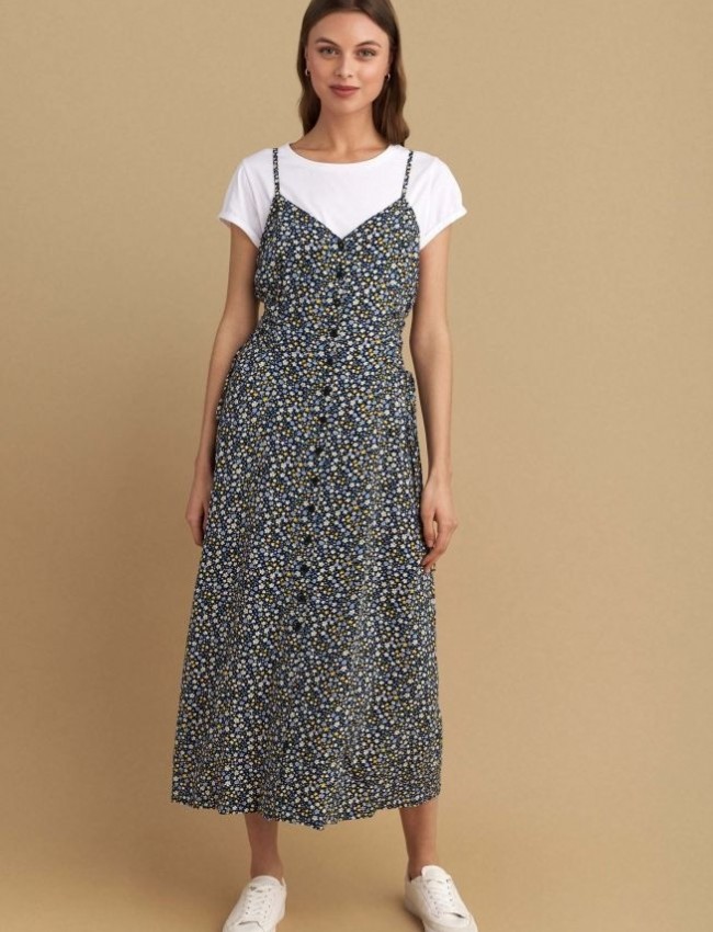 Floral printed μπλε midi φόρεμα, με τιράντες, ρυθμιζόμενα πλαϊνά κορδόνια, κουμπιά μπροστά, διαθέτει και λευκό βαμβακερή κοντομάνικη  μπλούζα Attrattivo 