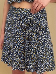 Floral printed μπλε ψηλόμεση κοντή φούστα, σε ελαφρώς κλος γραμμή, κλείσιμο με φερμουάρ στο πλάι και μη αποσπώμενη ζώνη Attrattivo 