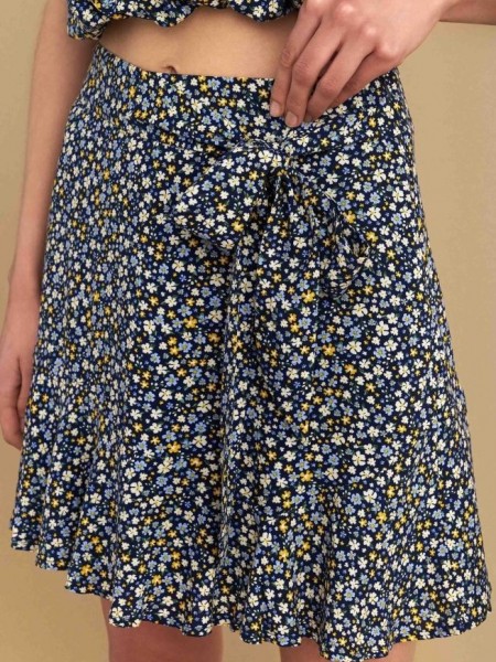 Floral printed μπλε ψηλόμεση κοντή φούστα, σε ελαφρώς κλος γραμμή, κλείσιμο με φερμουάρ στο πλάι και μη αποσπώμενη ζώνη Attrattivo 