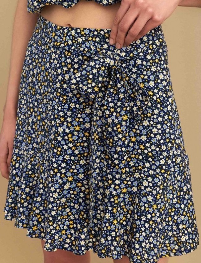 Floral printed μπλε ψηλόμεση κοντή φούστα, σε ελαφρώς κλος γραμμή, κλείσιμο με φερμουάρ στο πλάι και μη αποσπώμενη ζώνη Attrattivo 