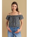 Floral printed μπλε κοντομάνικη croppeed μπλούζα, με έξω ώμους, βολάν στο μανίκι και λάστιχο στα τελειώματα Attrattivo  