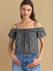 Floral printed μπλε κοντομάνικη croppeed μπλούζα, με έξω ώμους, βολάν στο μανίκι και λάστιχο στα τελειώματα Attrattivo  
