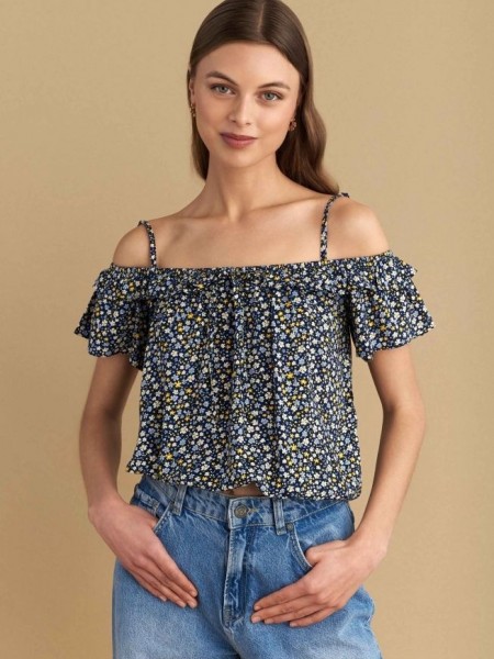 Floral printed μπλε κοντομάνικη croppeed μπλούζα, με έξω ώμους, βολάν στο μανίκι και λάστιχο στα τελειώματα Attrattivo  