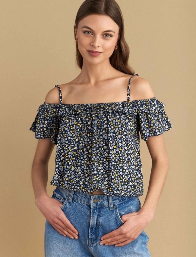 Floral printed μπλε κοντομάνικη croppeed μπλούζα, με έξω ώμους, βολάν στο μανίκι και λάστιχο στα τελειώματα Attrattivo  
