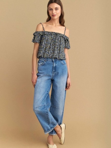 Floral printed μπλε κοντομάνικη croppeed μπλούζα, με έξω ώμους, βολάν στο μανίκι και λάστιχο στα τελειώματα Attrattivo  