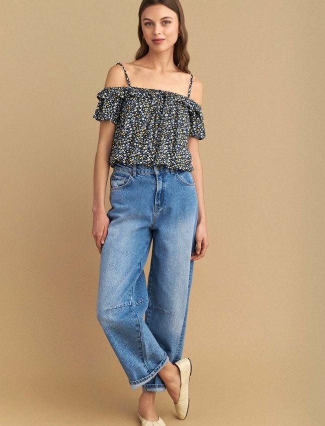 Floral printed μπλε κοντομάνικη croppeed μπλούζα, με έξω ώμους, βολάν στο μανίκι και λάστιχο στα τελειώματα Attrattivo  