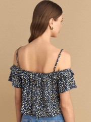 Floral printed μπλε κοντομάνικη croppeed μπλούζα, με έξω ώμους, βολάν στο μανίκι και λάστιχο στα τελειώματα Attrattivo  