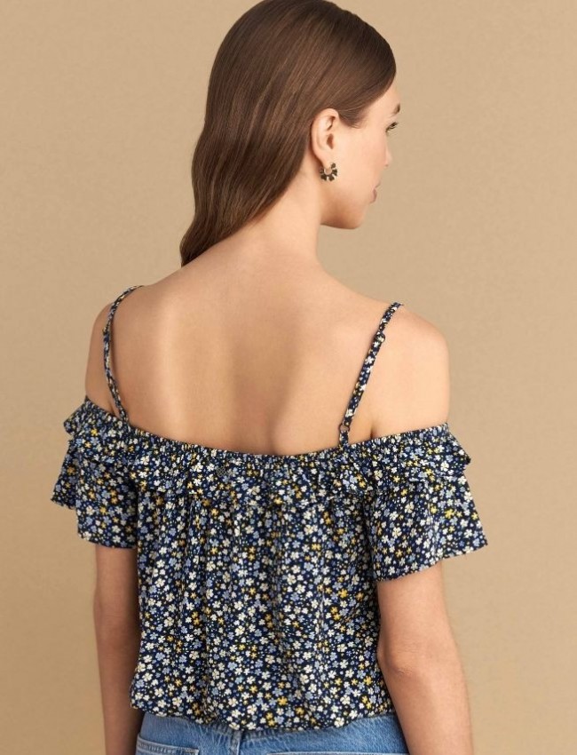 Floral printed μπλε κοντομάνικη croppeed μπλούζα, με έξω ώμους, βολάν στο μανίκι και λάστιχο στα τελειώματα Attrattivo  