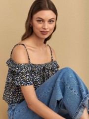 Floral printed μπλε κοντομάνικη croppeed μπλούζα, με έξω ώμους, βολάν στο μανίκι και λάστιχο στα τελειώματα Attrattivo  