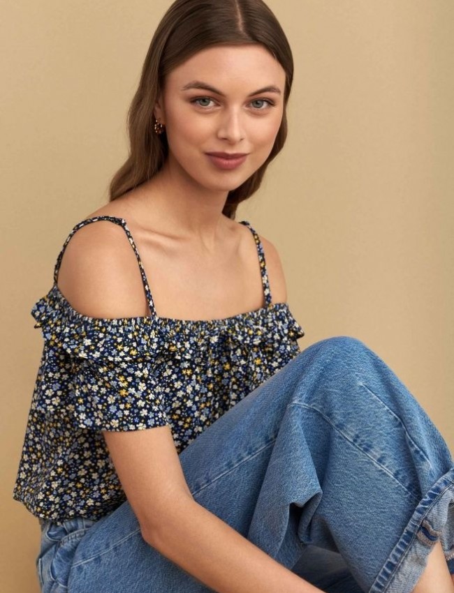 Floral printed μπλε κοντομάνικη croppeed μπλούζα, με έξω ώμους, βολάν στο μανίκι και λάστιχο στα τελειώματα Attrattivo  