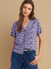 Floral printed γαλάζιο κοντομάνικο πουκάμισο, σε ίσια γραμμή, με πέτο γιακά και κλείσιμο με κόκκινα κουμπιά σε σχήμα λουλούδι Attrattivo 