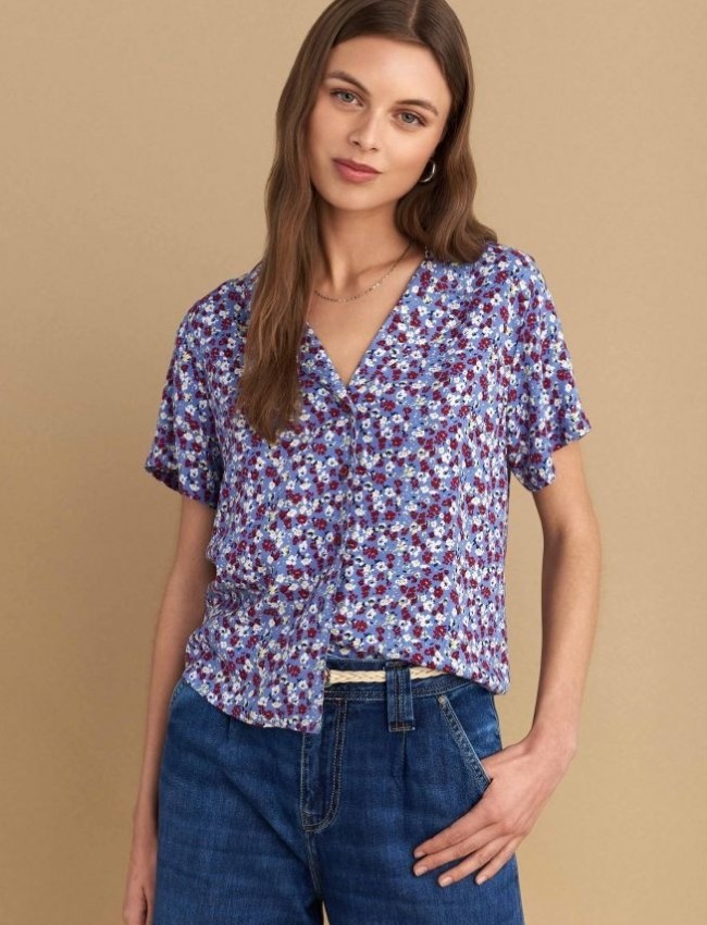 Floral printed γαλάζιο κοντομάνικο πουκάμισο, σε ίσια γραμμή, με πέτο γιακά και κλείσιμο με κόκκινα κουμπιά σε σχήμα λουλούδι Attrattivo 