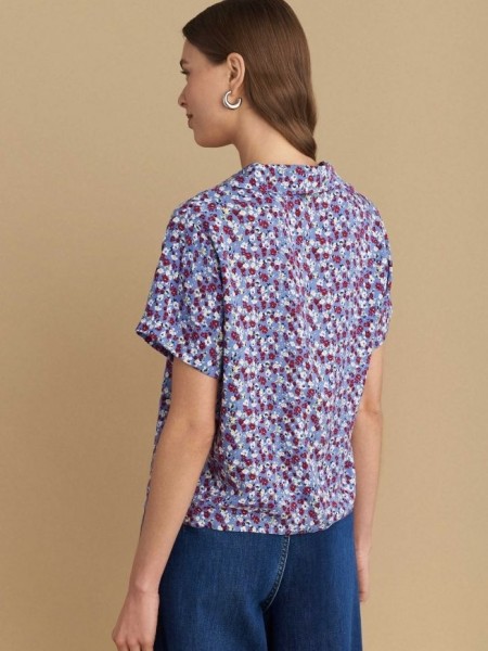 Floral printed γαλάζιο κοντομάνικο πουκάμισο, σε ίσια γραμμή, με πέτο γιακά και κλείσιμο με κόκκινα κουμπιά σε σχήμα λουλούδι Attrattivo 