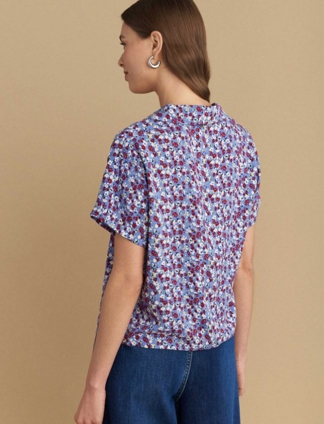 Floral printed γαλάζιο κοντομάνικο πουκάμισο, σε ίσια γραμμή, με πέτο γιακά και κλείσιμο με κόκκινα κουμπιά σε σχήμα λουλούδι Attrattivo 