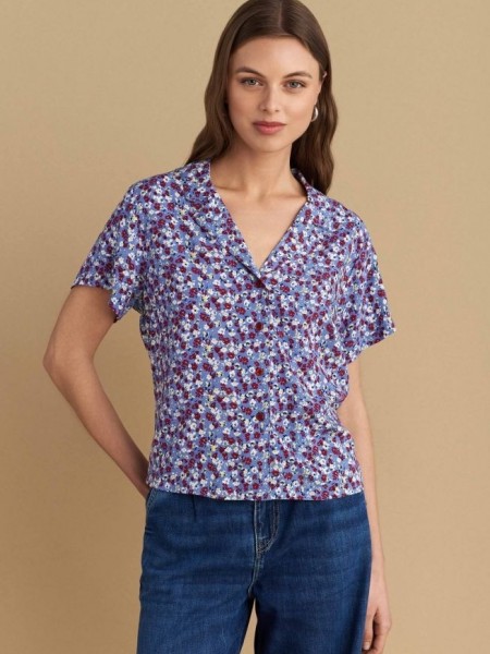 Floral printed γαλάζιο κοντομάνικο πουκάμισο, σε ίσια γραμμή, με πέτο γιακά και κλείσιμο με κόκκινα κουμπιά σε σχήμα λουλούδι Attrattivo 