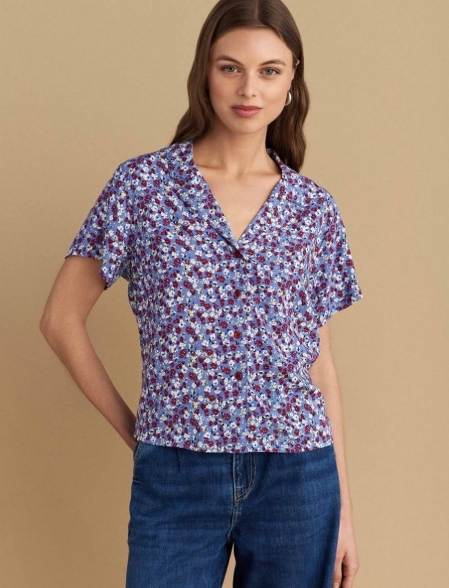 Floral printed γαλάζιο κοντομάνικο πουκάμισο, σε ίσια γραμμή, με πέτο γιακά και κλείσιμο με κόκκινα κουμπιά σε σχήμα λουλούδι Attrattivo 