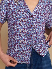 Floral printed γαλάζιο κοντομάνικο πουκάμισο, σε ίσια γραμμή, με πέτο γιακά και κλείσιμο με κόκκινα κουμπιά σε σχήμα λουλούδι Attrattivo 
