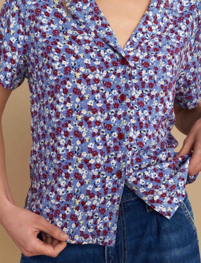Floral printed γαλάζιο κοντομάνικο πουκάμισο, σε ίσια γραμμή, με πέτο γιακά και κλείσιμο με κόκκινα κουμπιά σε σχήμα λουλούδι Attrattivo 