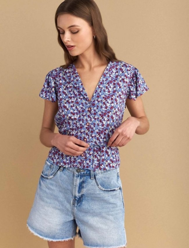 Floral printed σιελ κοντομάνικη μπλούζα-πουκάμισο, σε ίσια γραμμή, με πέτο γιακά , με σούρες στους ώμους, ρυθμιζόμενο ζωνάκι στην πλάτη και κλείσιμο με κουμπιά μπροστά Attrattivo 