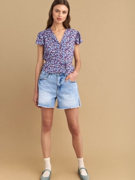 Floral printed σιελ κοντομάνικη μπλούζα-πουκάμισο, σε ίσια γραμμή, με πέτο γιακά , με σούρες στους ώμους, ρυθμιζόμενο ζωνάκι στην πλάτη και κλείσιμο με κουμπιά μπροστά Attrattivo 
