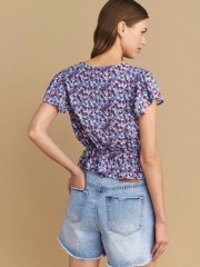 Floral printed σιελ κοντομάνικη μπλούζα-πουκάμισο, σε ίσια γραμμή, με πέτο γιακά , με σούρες στους ώμους, ρυθμιζόμενο ζωνάκι στην πλάτη και κλείσιμο με κουμπιά μπροστά Attrattivo 