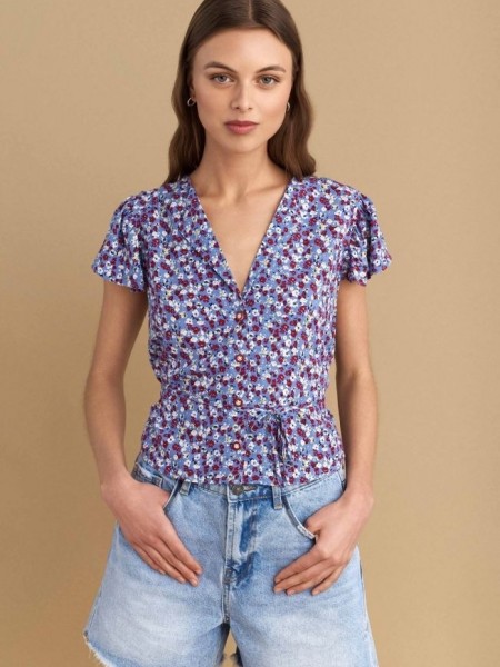 Floral printed σιελ κοντομάνικη μπλούζα-πουκάμισο, σε ίσια γραμμή, με πέτο γιακά , με σούρες στους ώμους, ρυθμιζόμενο ζωνάκι στην πλάτη και κλείσιμο με κουμπιά μπροστά Attrattivo 