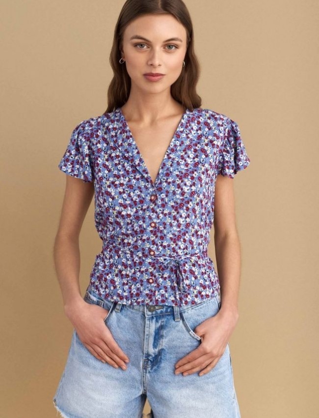 Floral printed σιελ κοντομάνικη μπλούζα-πουκάμισο, σε ίσια γραμμή, με πέτο γιακά , με σούρες στους ώμους, ρυθμιζόμενο ζωνάκι στην πλάτη και κλείσιμο με κουμπιά μπροστά Attrattivo 