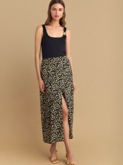 Floral printed κίτρινη ψηλόμεση midi φούστα σε ίσια γραμμή, λάστιχο πίσω στη μέση και κλείσιμο με μπροστινά κουμπιά Attrattivo 