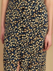 Floral printed κίτρινη ψηλόμεση midi φούστα σε ίσια γραμμή, λάστιχο πίσω στη μέση και κλείσιμο με μπροστινά κουμπιά Attrattivo 