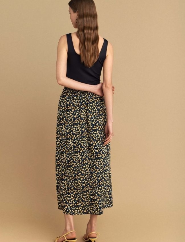Floral printed κίτρινη ψηλόμεση midi φούστα σε ίσια γραμμή, λάστιχο πίσω στη μέση και κλείσιμο με μπροστινά κουμπιά Attrattivo 