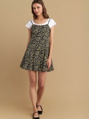 Floral printed κίτρινο αμάνικο κοντό φόρεμα, σε κλος γραμμή, με ρυθμιζόμενες τιράντες, έξω πλάτη, σε συνδυασμό με λευκή κοντομάνικη μπλούζα Attrattivo