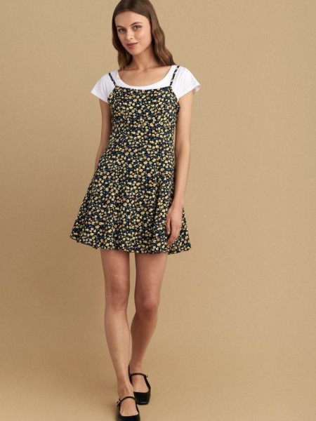 Floral printed κίτρινο αμάνικο κοντό φόρεμα, σε κλος γραμμή, με ρυθμιζόμενες τιράντες, έξω πλάτη, σε συνδυασμό με λευκή κοντομάνικη μπλούζα Attrattivo