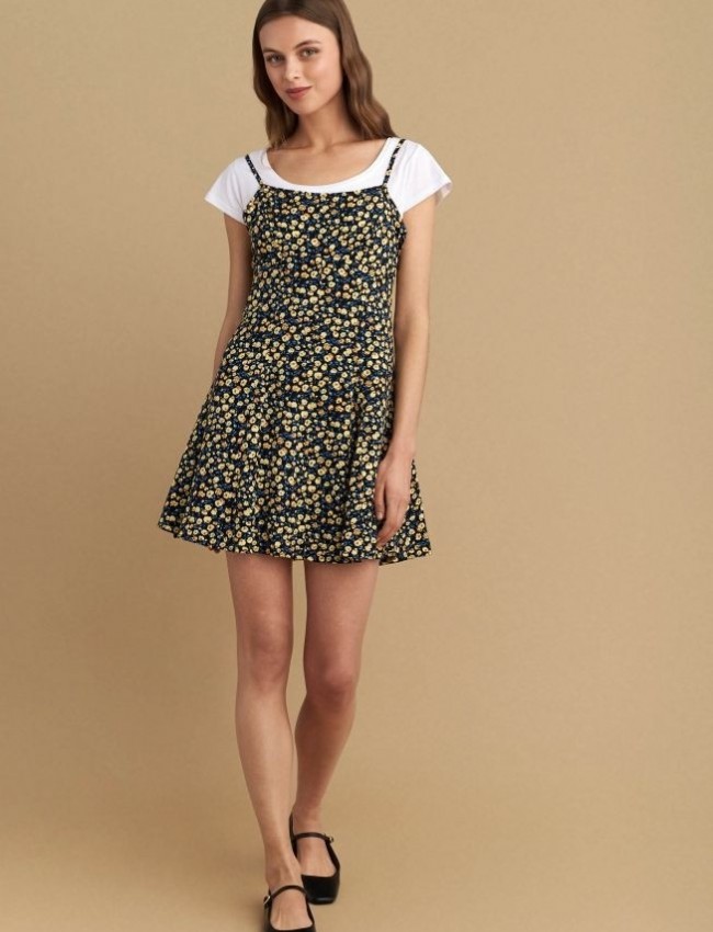 Floral printed κίτρινο αμάνικο κοντό φόρεμα, σε κλος γραμμή, με ρυθμιζόμενες τιράντες, έξω πλάτη, σε συνδυασμό με λευκή κοντομάνικη μπλούζα Attrattivo