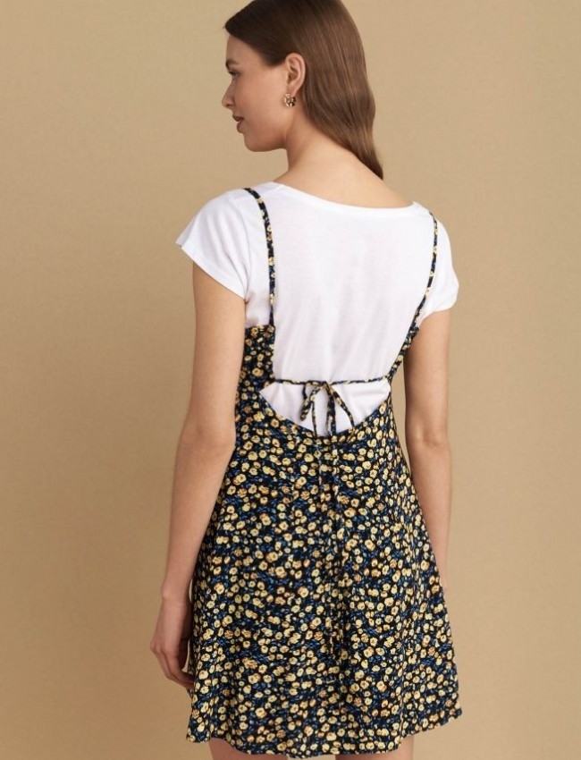 Floral printed κίτρινο αμάνικο κοντό φόρεμα, σε κλος γραμμή, με ρυθμιζόμενες τιράντες, έξω πλάτη, σε συνδυασμό με λευκή κοντομάνικη μπλούζα Attrattivo