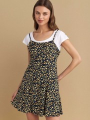 Floral printed κίτρινο αμάνικο κοντό φόρεμα, σε κλος γραμμή, με ρυθμιζόμενες τιράντες, έξω πλάτη, σε συνδυασμό με λευκή κοντομάνικη μπλούζα Attrattivo