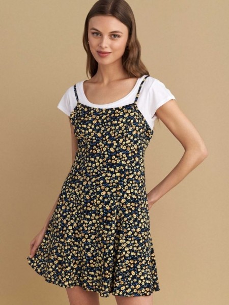 Floral printed κίτρινο αμάνικο κοντό φόρεμα, σε κλος γραμμή, με ρυθμιζόμενες τιράντες, έξω πλάτη, σε συνδυασμό με λευκή κοντομάνικη μπλούζα Attrattivo