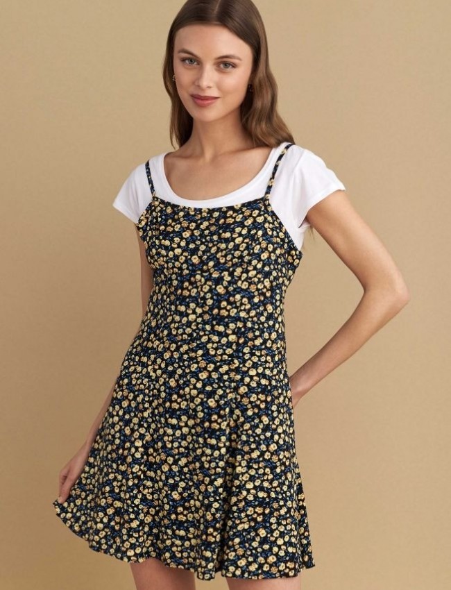 Floral printed κίτρινο αμάνικο κοντό φόρεμα, σε κλος γραμμή, με ρυθμιζόμενες τιράντες, έξω πλάτη, σε συνδυασμό με λευκή κοντομάνικη μπλούζα Attrattivo