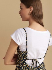 Floral printed κίτρινο αμάνικο κοντό φόρεμα, σε κλος γραμμή, με ρυθμιζόμενες τιράντες, έξω πλάτη, σε συνδυασμό με λευκή κοντομάνικη μπλούζα Attrattivo