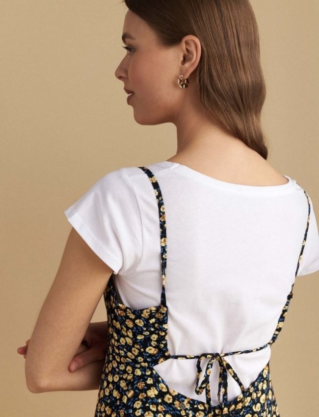 Floral printed κίτρινο αμάνικο κοντό φόρεμα, σε κλος γραμμή, με ρυθμιζόμενες τιράντες, έξω πλάτη, σε συνδυασμό με λευκή κοντομάνικη μπλούζα Attrattivo