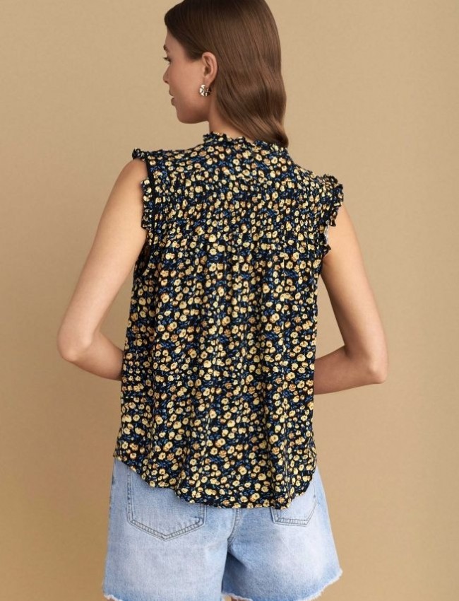 Floral printed κίτρινη αμάνικη μπλούζα σε Α-γραμμή, με πιέτες, με μικρές σούρες και λάστιχο στο πάνω μέρος και κλείσιμο με μπροστινά κουμπιά Attrattivo