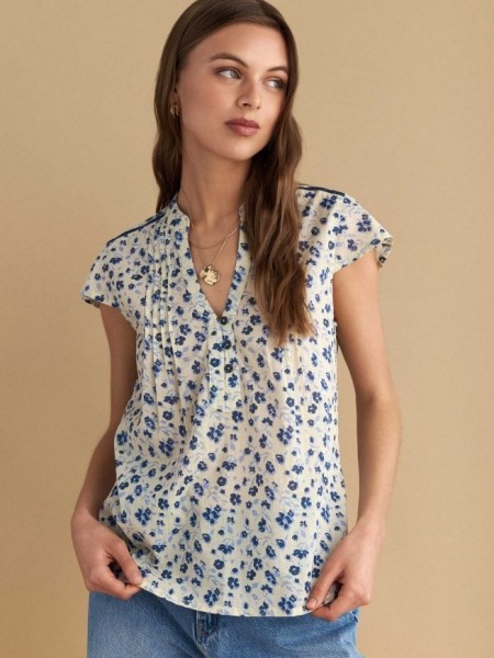 Floral printed γαλάζια κοντομάνικη μπλούζα, σε ίσια γραμμή, V-λαιμόκοψη στον μάο γιακά, μικρές κάθετες πιέτες μπροστά και λεπτομέρειες από μπλε δαντέλα Attrattivo  