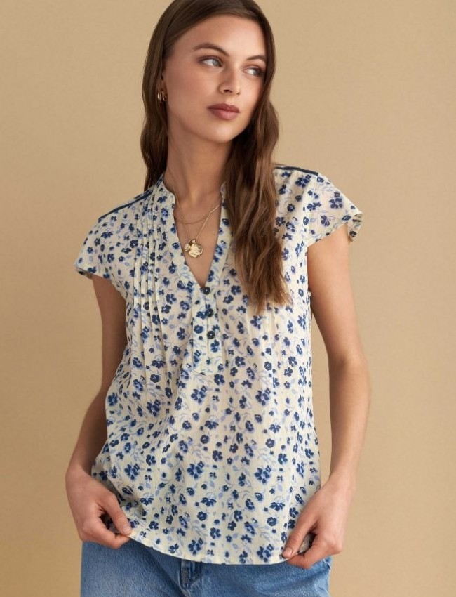 Floral printed γαλάζια κοντομάνικη μπλούζα, σε ίσια γραμμή, V-λαιμόκοψη στον μάο γιακά, μικρές κάθετες πιέτες μπροστά και λεπτομέρειες από μπλε δαντέλα Attrattivo  