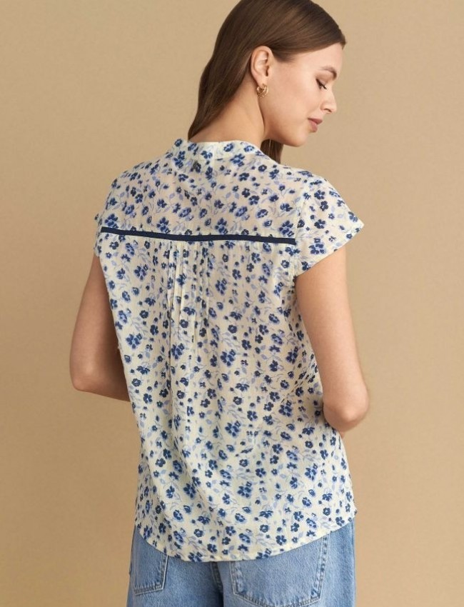 Floral printed γαλάζια κοντομάνικη μπλούζα, σε ίσια γραμμή, V-λαιμόκοψη στον μάο γιακά, μικρές κάθετες πιέτες μπροστά και λεπτομέρειες από μπλε δαντέλα Attrattivo  