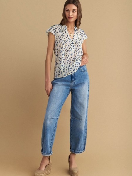Floral printed γαλάζια κοντομάνικη μπλούζα, σε ίσια γραμμή, V-λαιμόκοψη στον μάο γιακά, μικρές κάθετες πιέτες μπροστά και λεπτομέρειες από μπλε δαντέλα Attrattivo  
